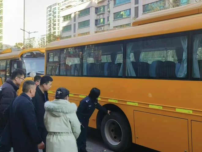 交警：暖心护学 情满寒冬新利体育网页版临沂公安