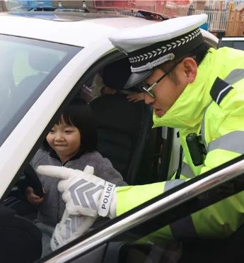 交警：暖心护学 情满寒冬新利体育网页版临沂公安(图2)