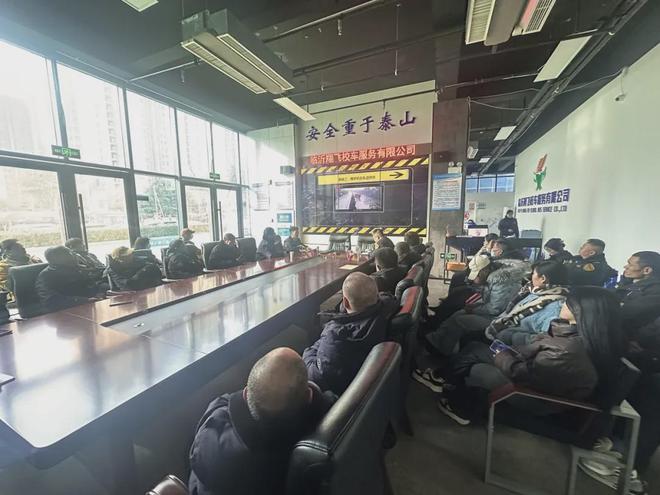 交警：暖心护学 情满寒冬新利体育网页版临沂公安(图4)