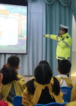 交警：暖心护学 情满寒冬新利体育网页版临沂公安(图5)
