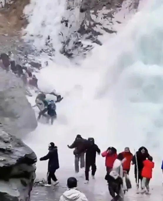 救；中国游客烧额山滑雪窒息身亡 犀牛说新利体育app帕劳九名失联潜水者成功获(图26)