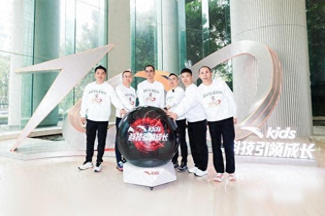 的儿童品牌以科技引领成长开启品牌新纪元新利娱乐安踏儿童：运动行业首个突破百亿(图3)