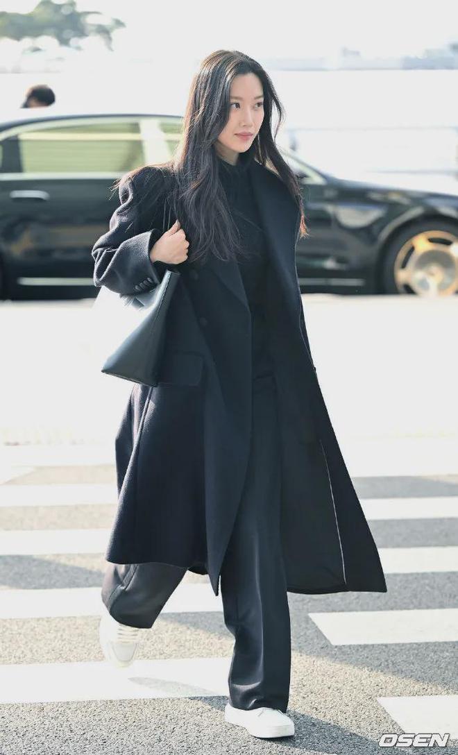 双“运动鞋”这样搭太时髦了新利体育18今年流行的3