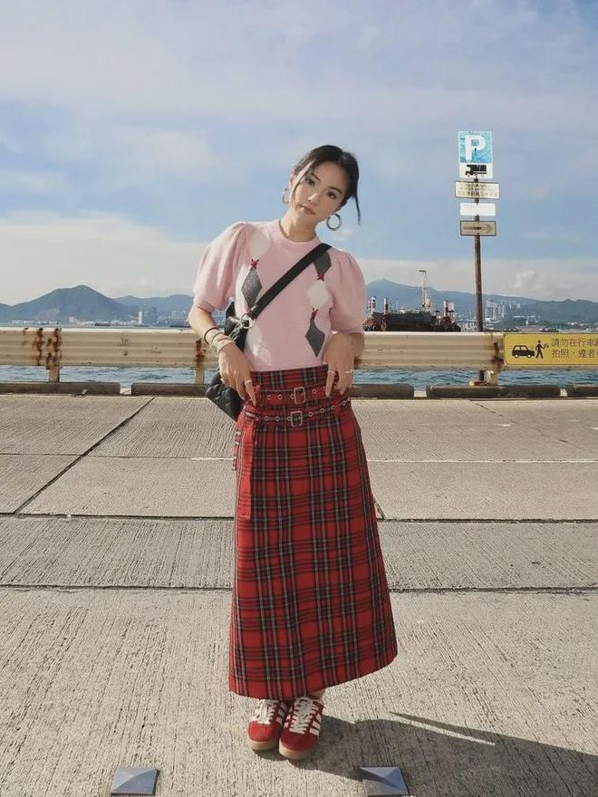 双“运动鞋”这样搭太时髦了新利体育18今年流行的3(图7)