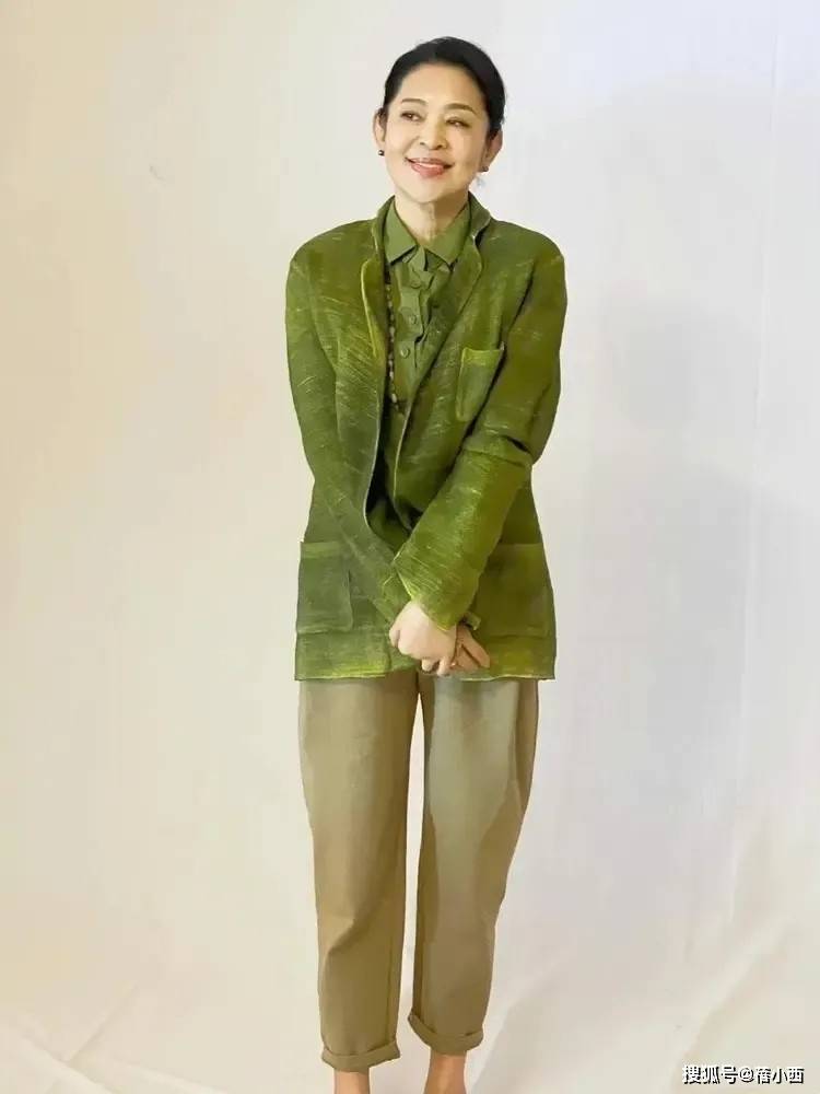 年女人穿松不穿紧才更时髦洋气看了倪萍的穿搭我悟了:60中(图10) 年女人穿松不穿紧才更时髦洋气看了倪萍的穿搭我悟了:60中(图10)